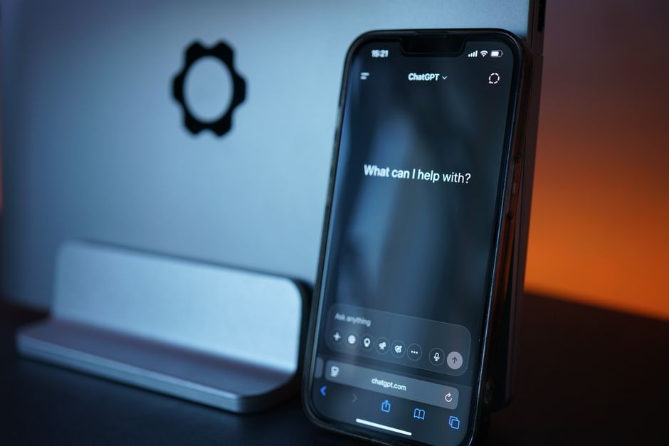 Close-up de um smartphone com interface de bate-papo com IA, exibindo tecnologia avançada em um design elegante.