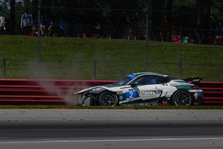 Um carro de corrida danificado após colidir com barreiras em um evento de corrida em Lexington, Ohio.