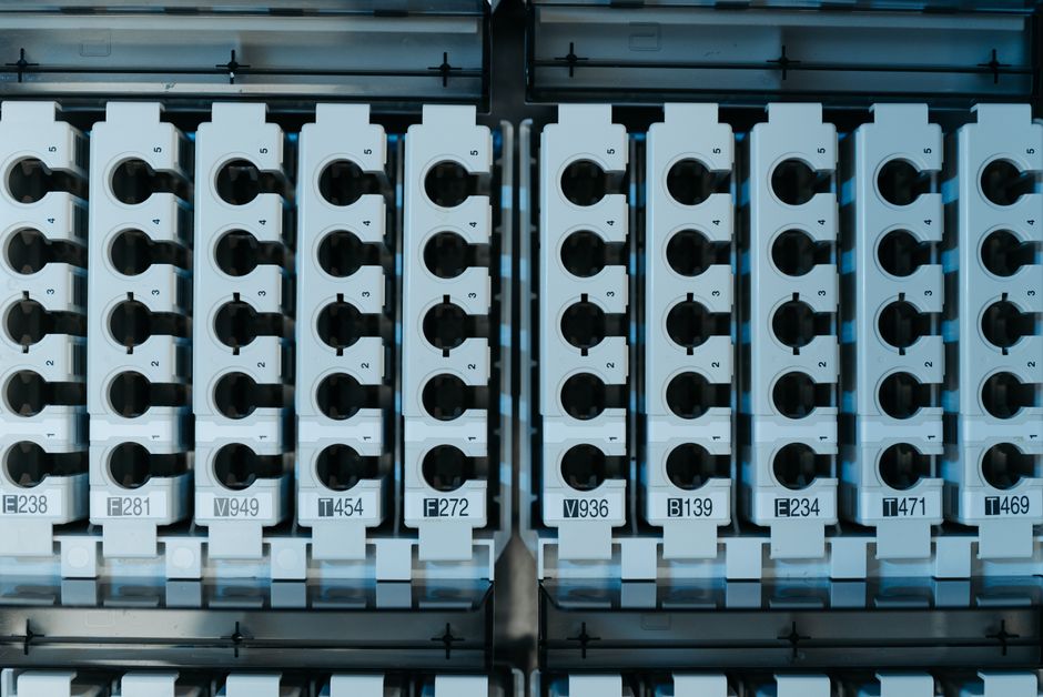Close-up de conectores de circuito industriais com etiquetas numéricas em disposição em grade.